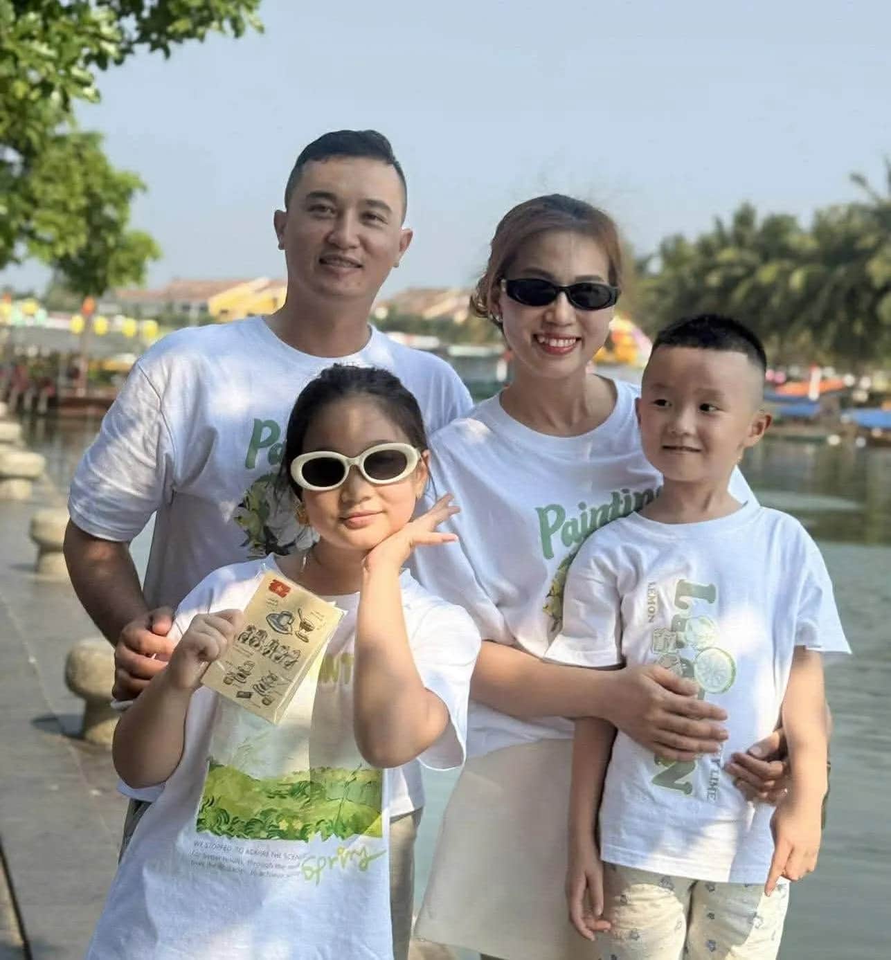 Nắng nhẹ trên những chiếc áo trắng
