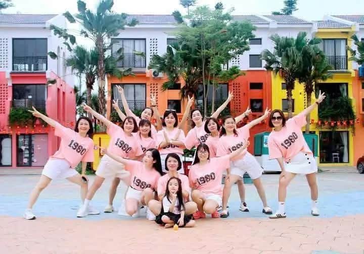 Hội áo hồng giơ tay đón nắng