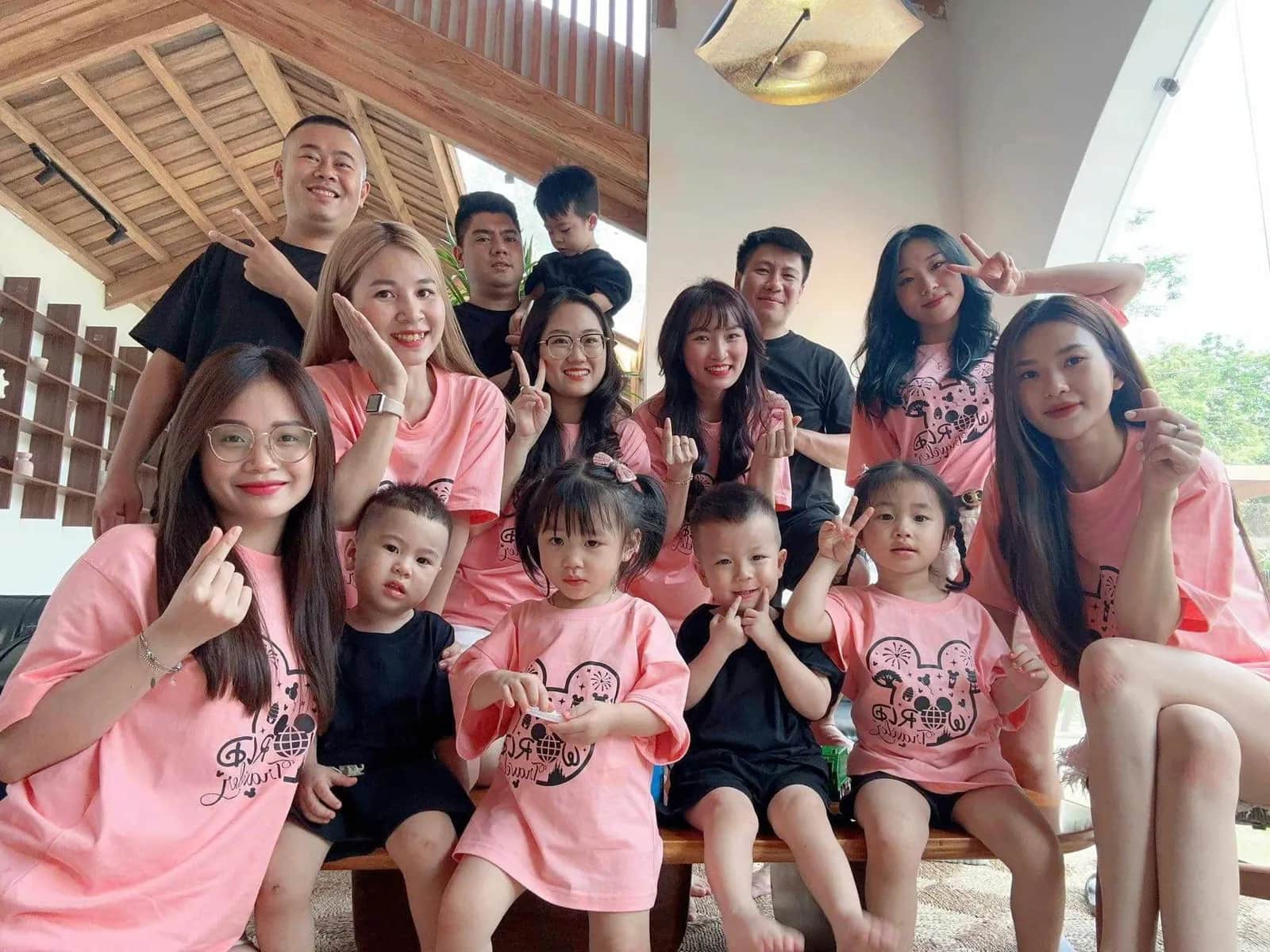 Hội áo hồng ngồi sát bên nhau