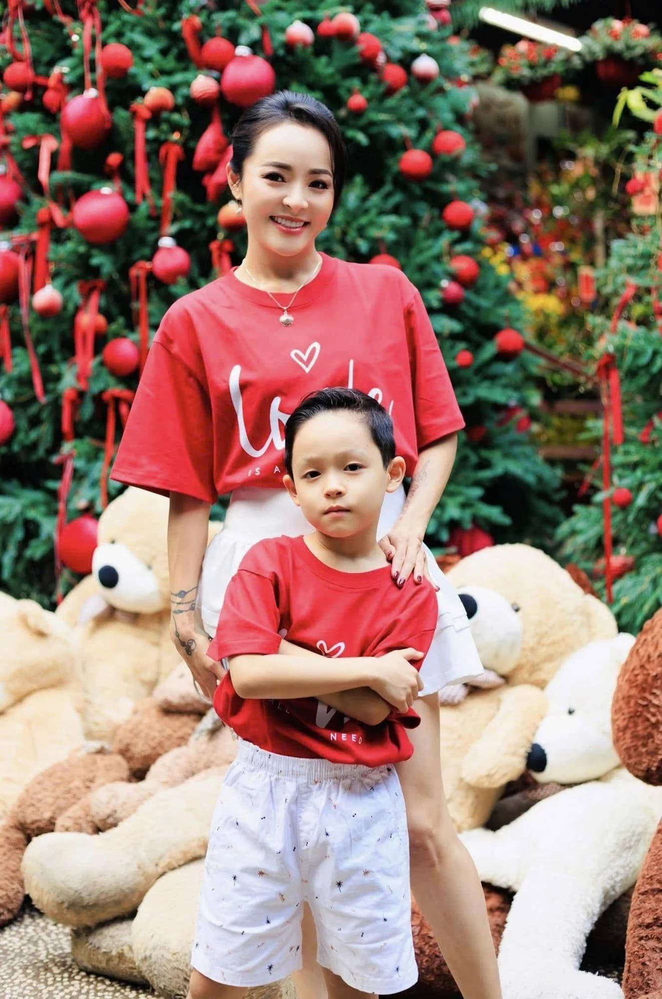 ÁO THUN SUÔNG HỌA TIẾT LOVE IS ALL YOU NEED — ảnh 1