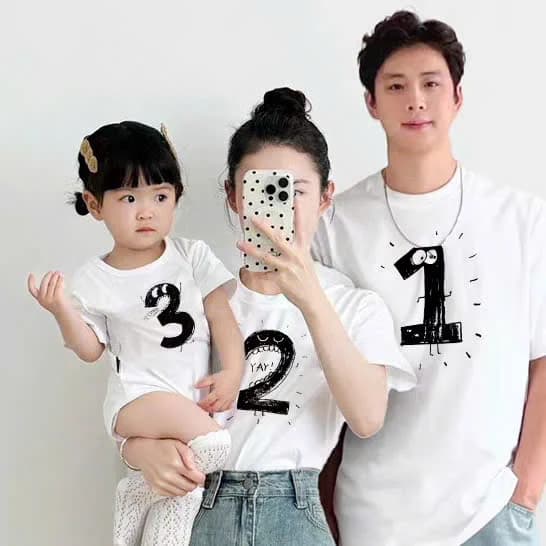 Áo thun gia đình họa tiết số — ảnh 1
