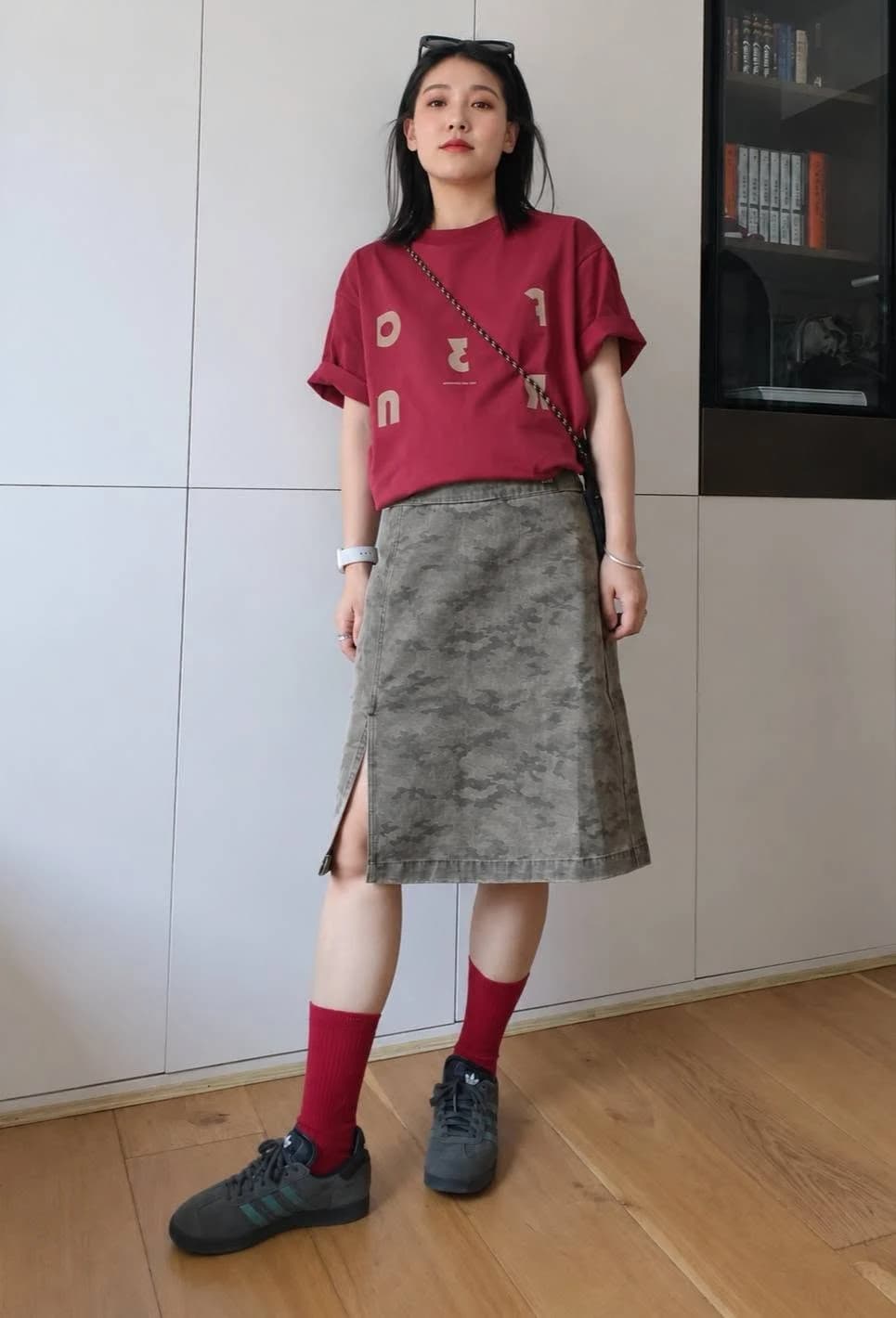 Áo Thun Unisex Đỏ Đô In Chữ Graphic Tối Giản — ảnh 3