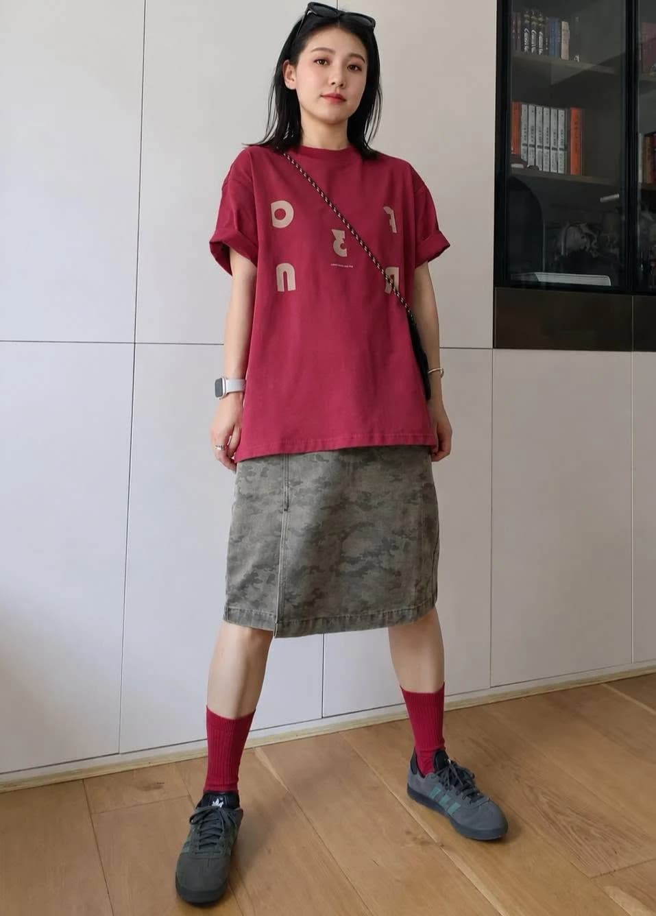 Áo Thun Unisex Đỏ Đô In Chữ Graphic Tối Giản