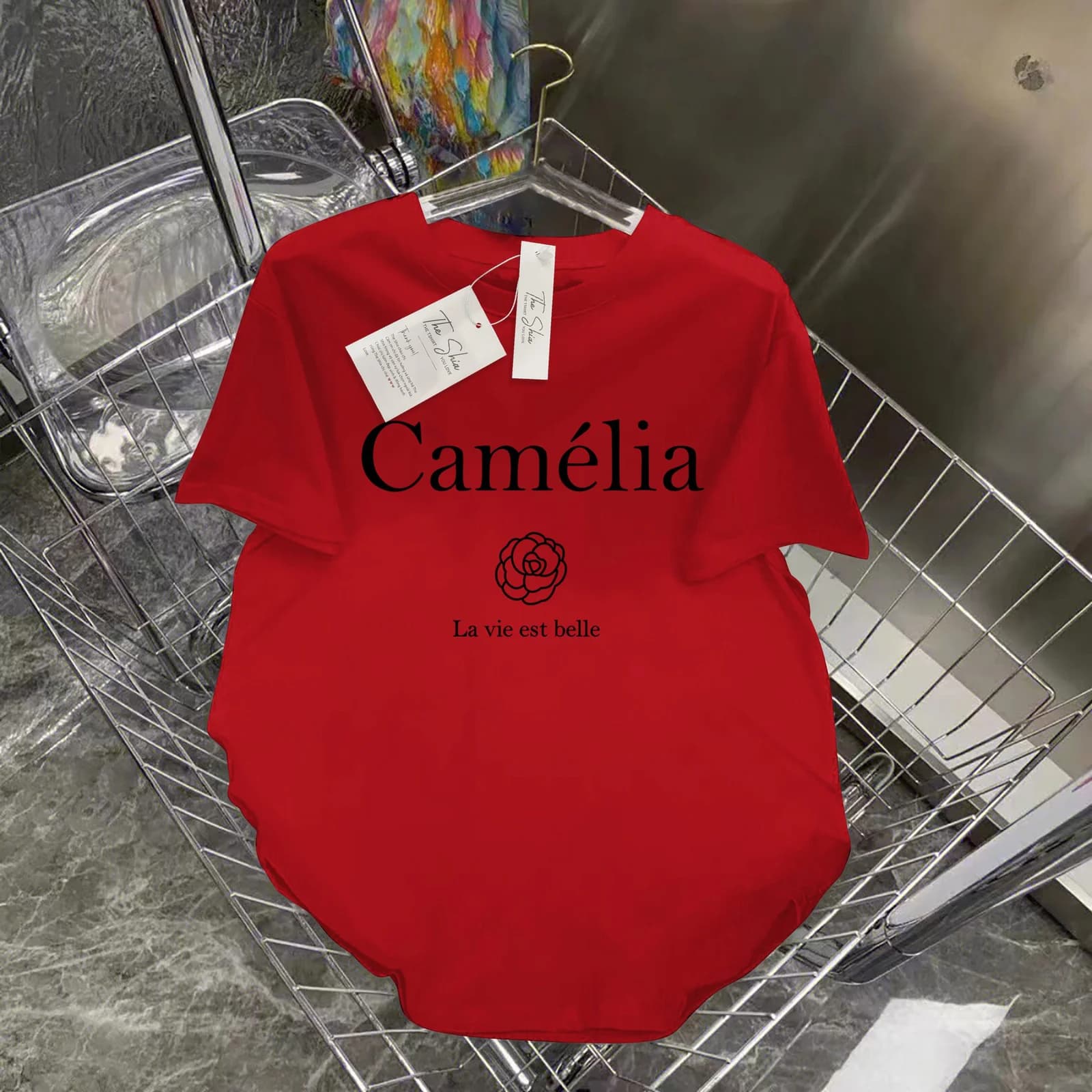 ÁO THUN HỌA TIẾT CHỮ CAMELIA